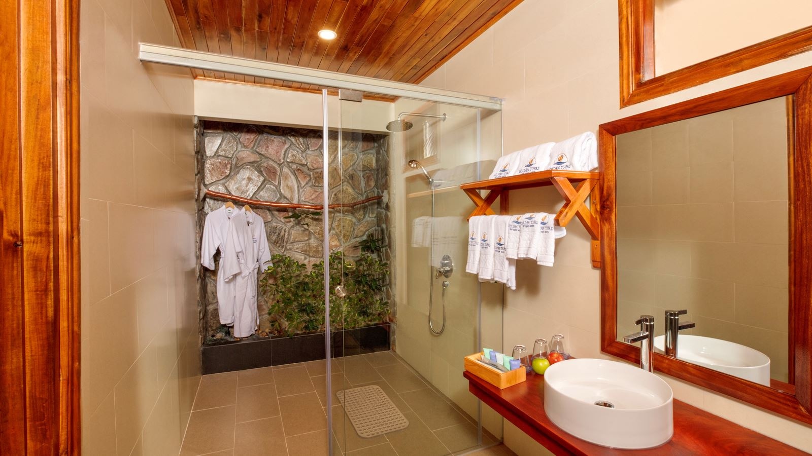 rooms-standard-gardenpool-view-with-balcony