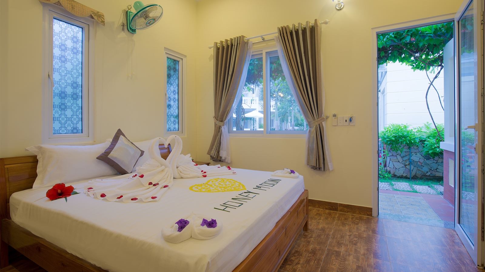 rooms-double-room-with-pool-view