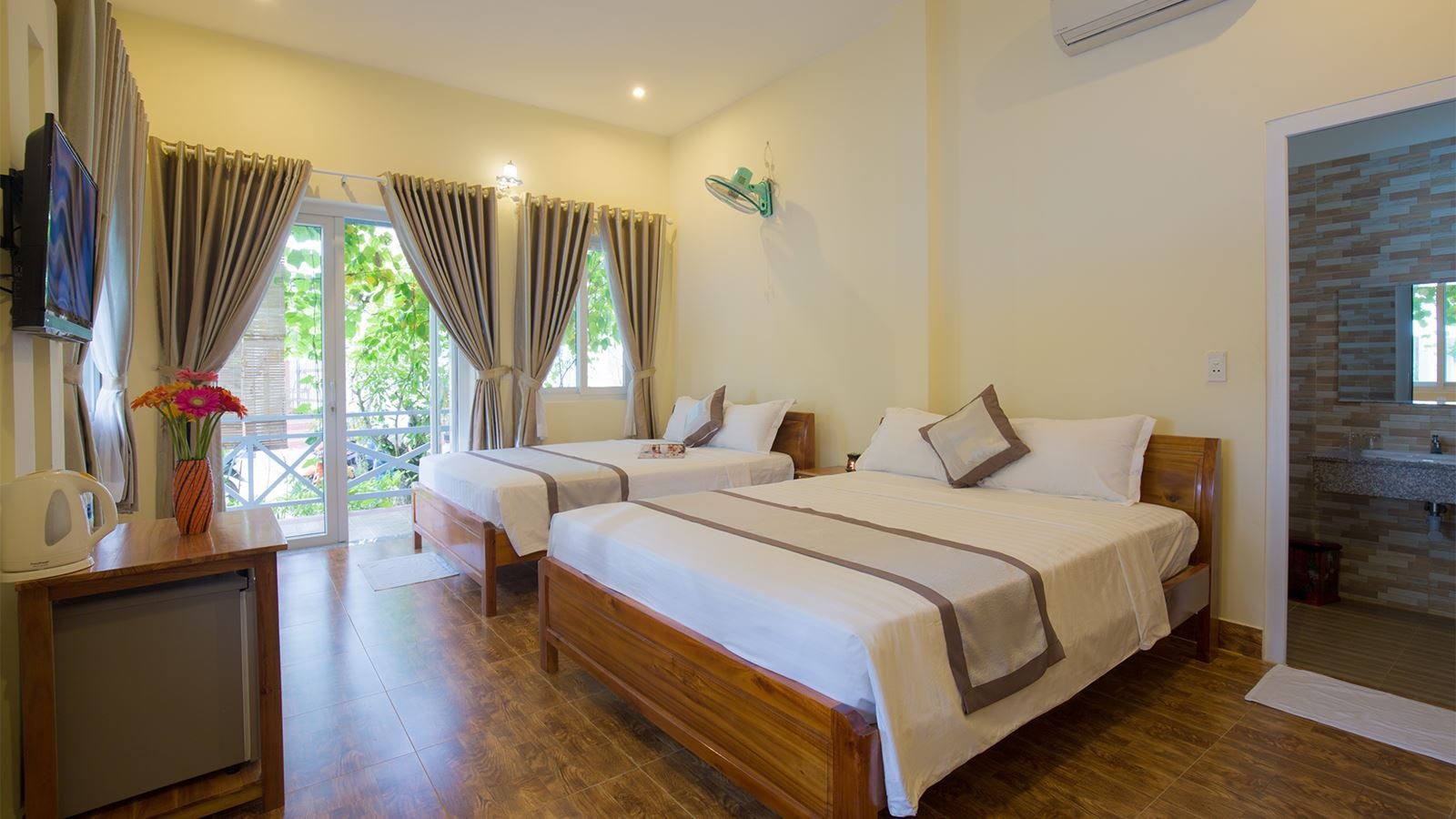 rooms-triple-room-pool-view