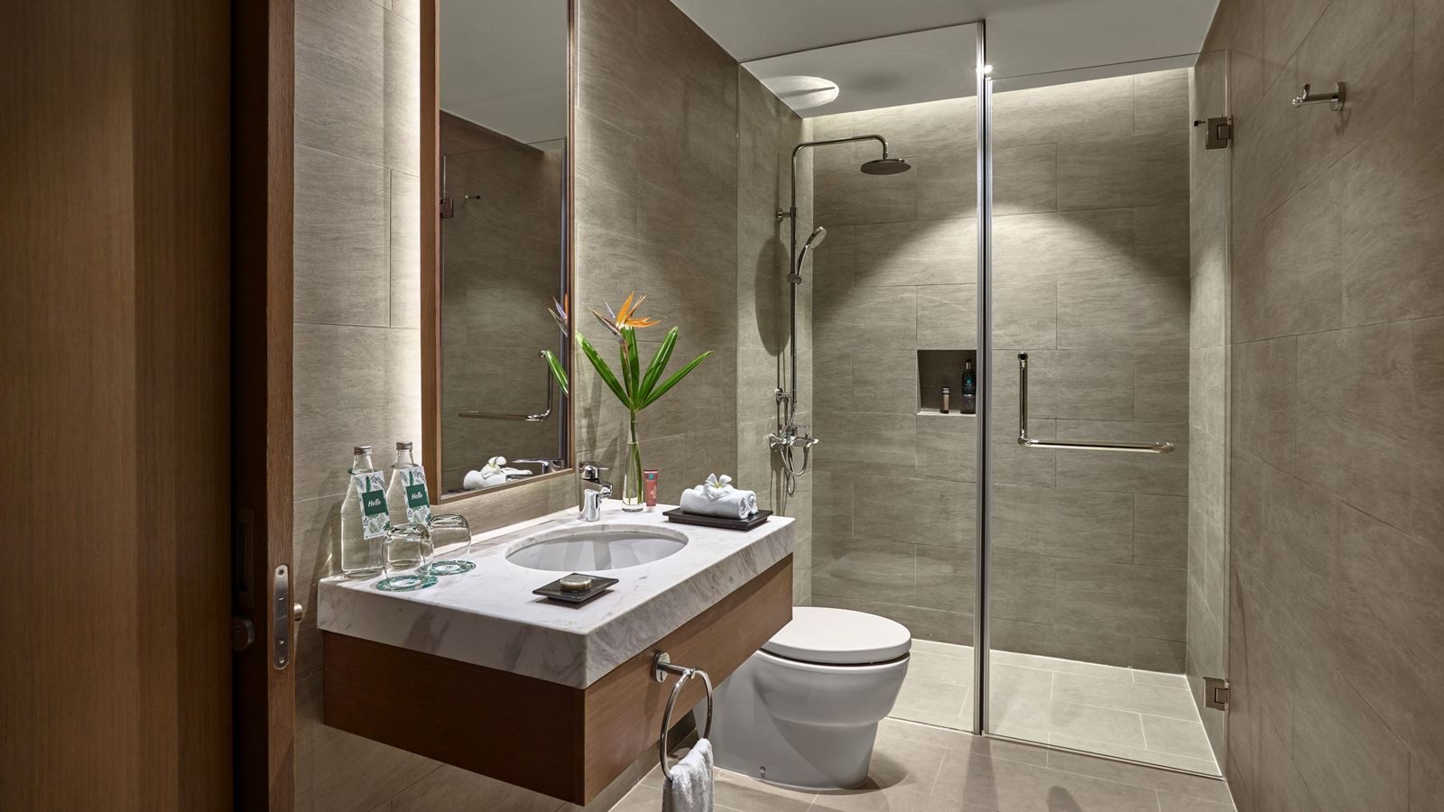 rooms-superior-suite-1-king-bed-balcony