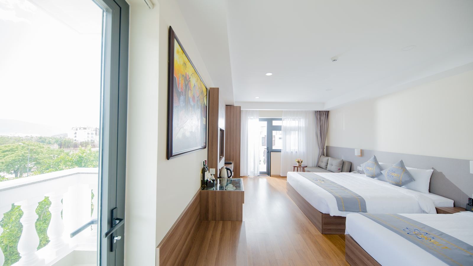 rooms-premier-city-view-with-balcony