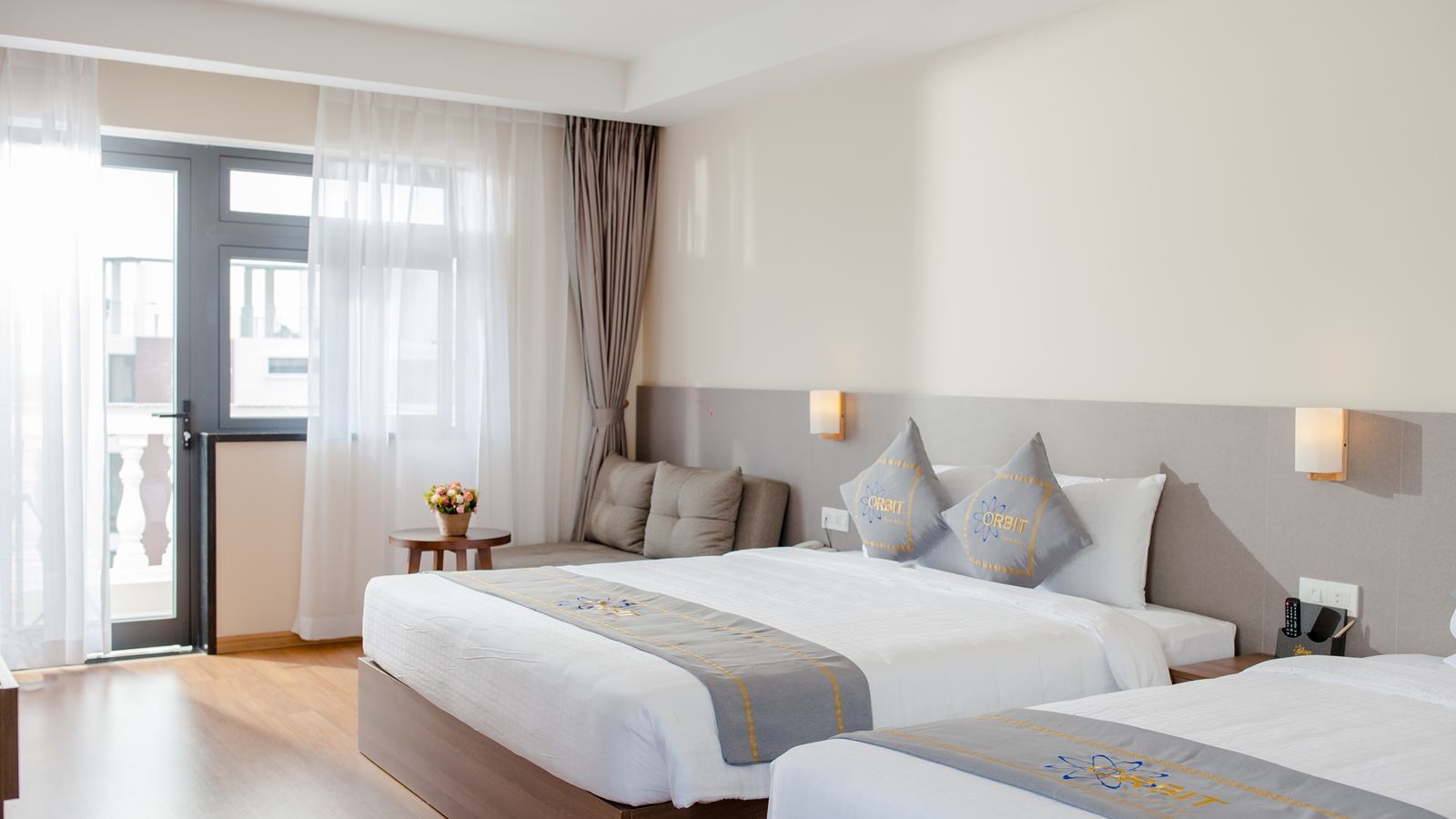 rooms-premier-city-view-with-balcony