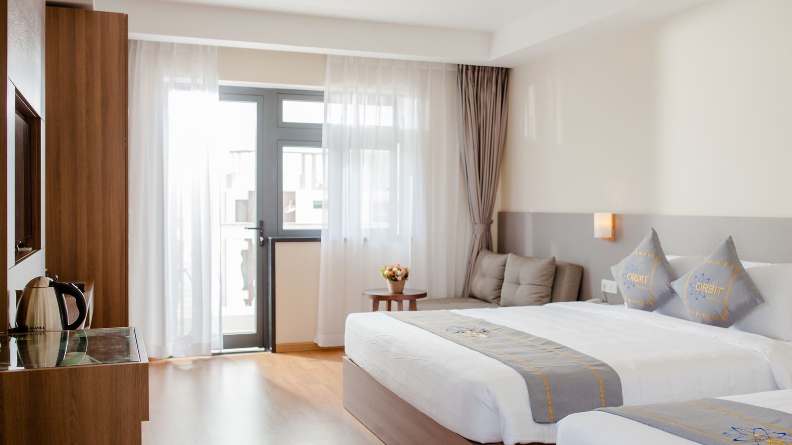 rooms-premier-city-view-with-balcony