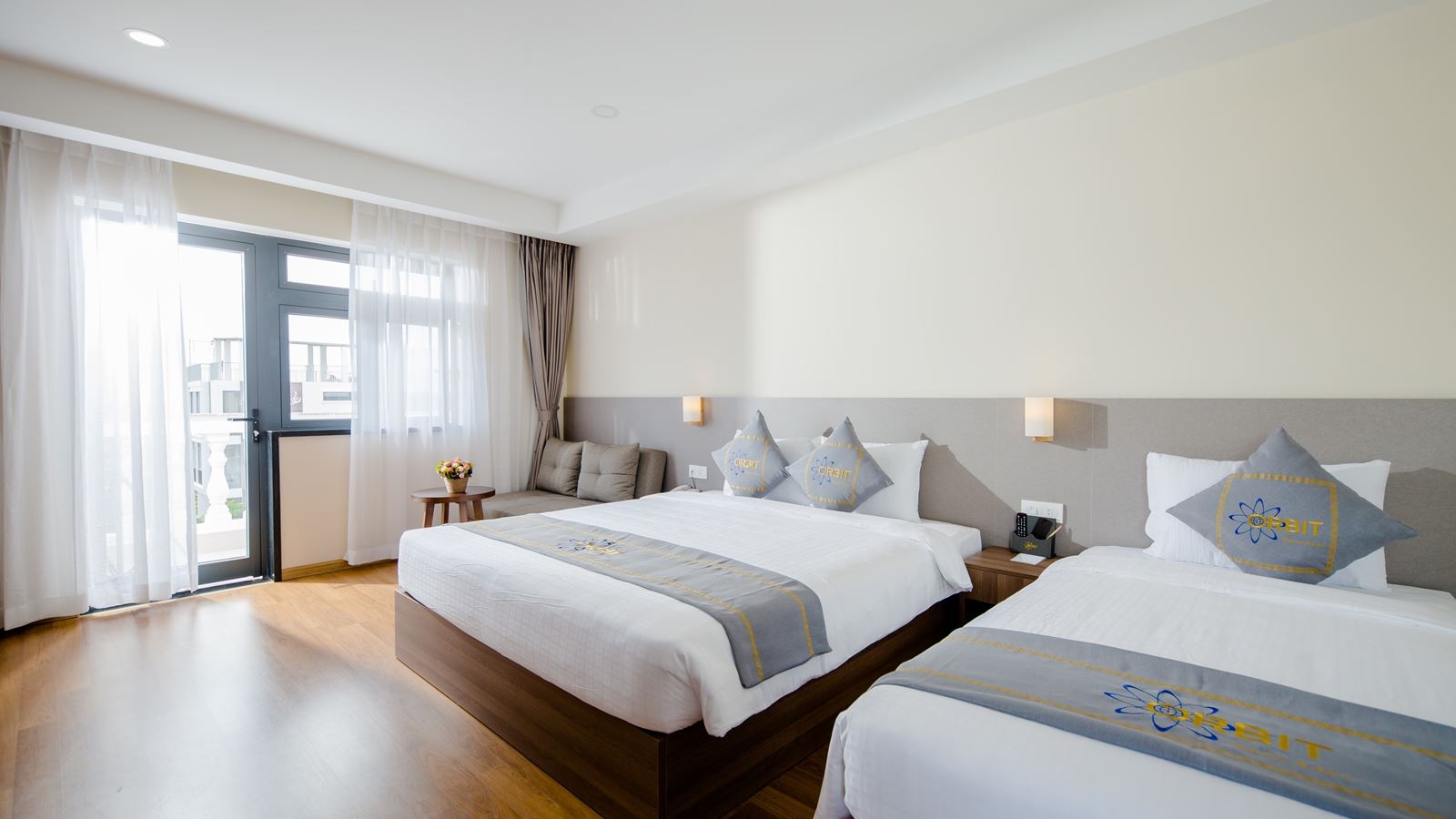 rooms-premier-city-view-with-balcony