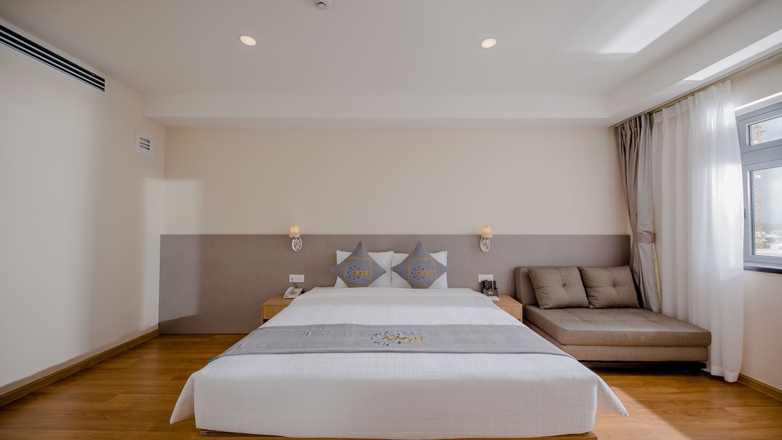 rooms-premier-sea-view-with-balcony