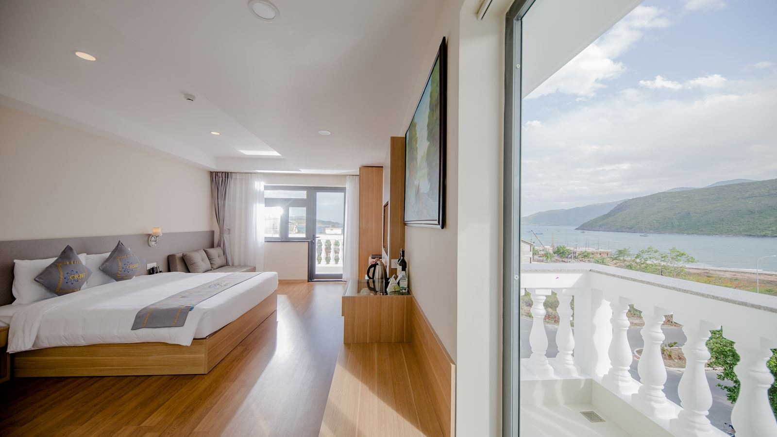 rooms-premier-sea-view-with-balcony
