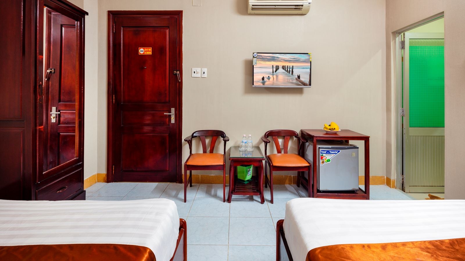 rooms-standard-interior-no-window