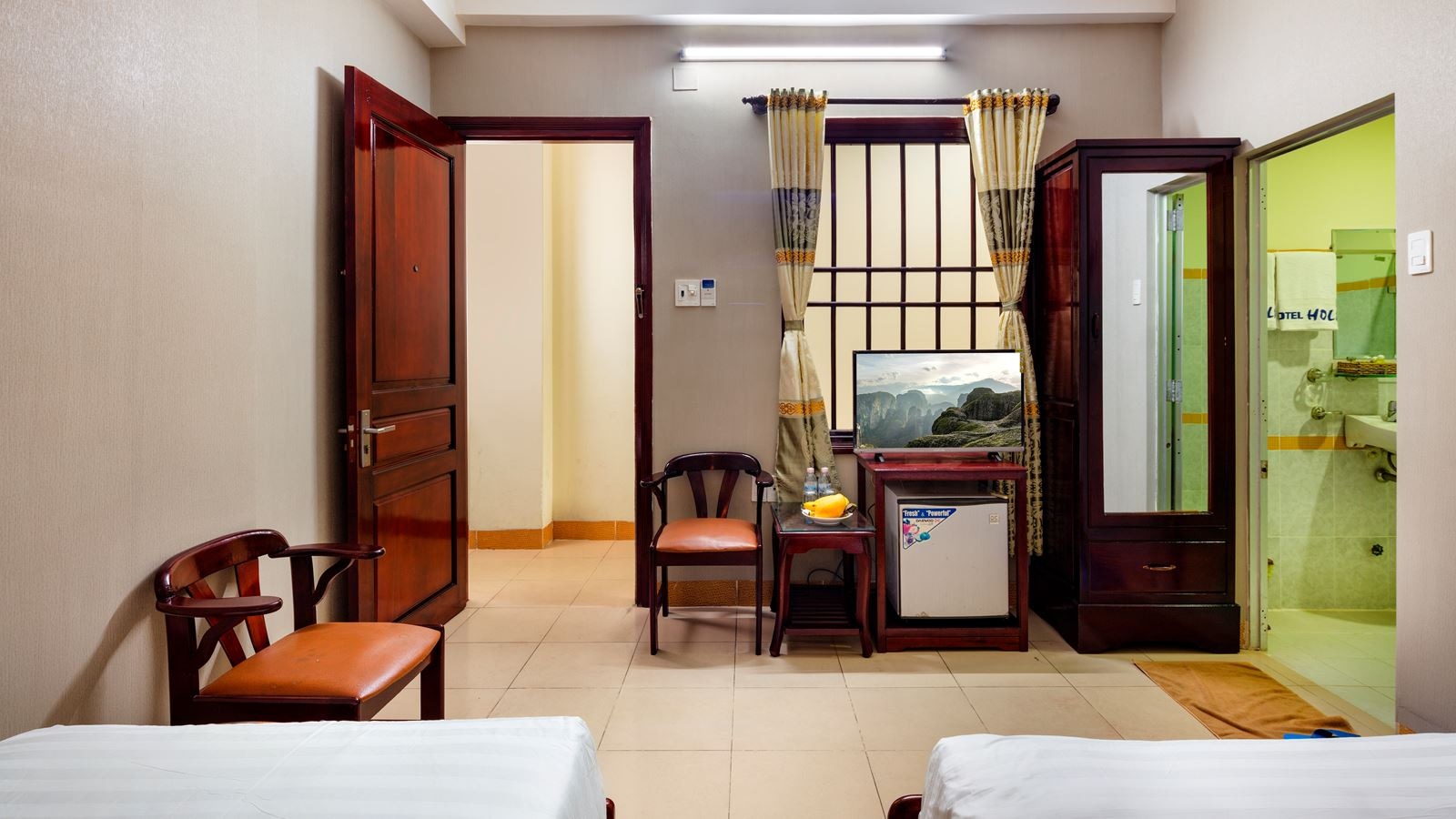 rooms-superior-interior-corridor-view-window