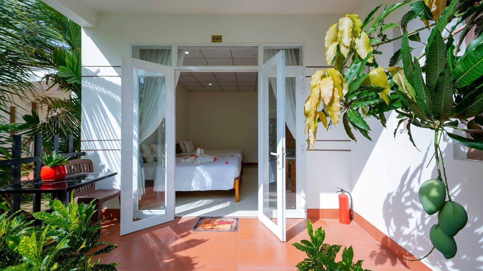 rooms-deluxe-family-bungalow-with-terrace