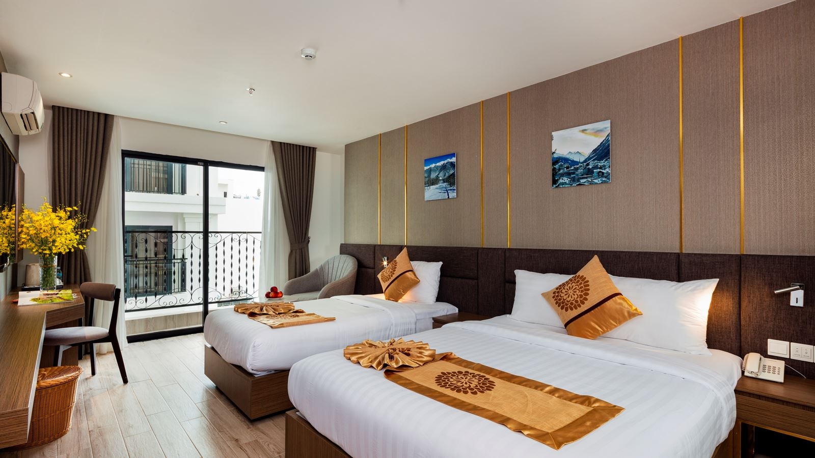 rooms-deluxe-balcony