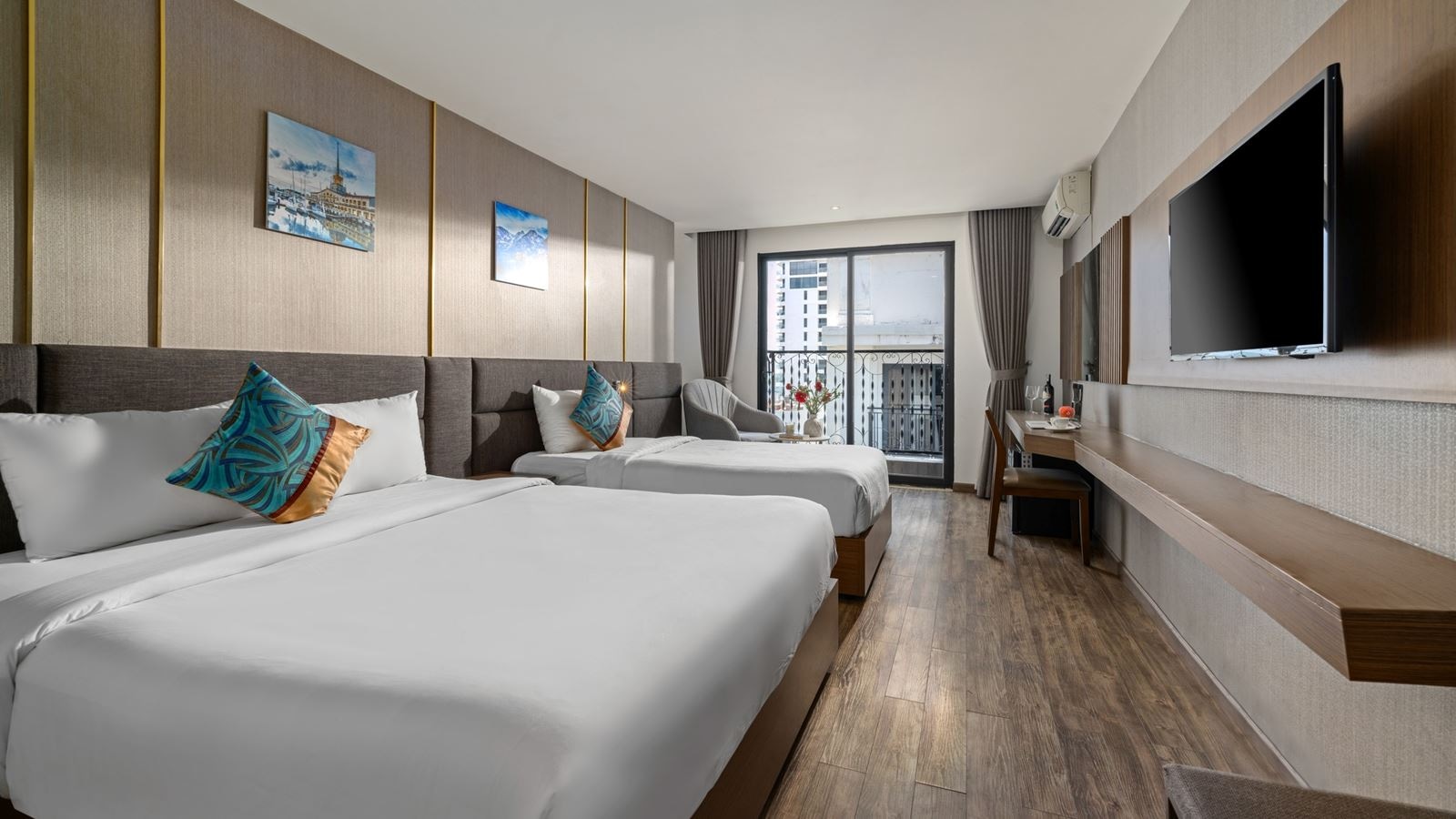 rooms-deluxe-balcony