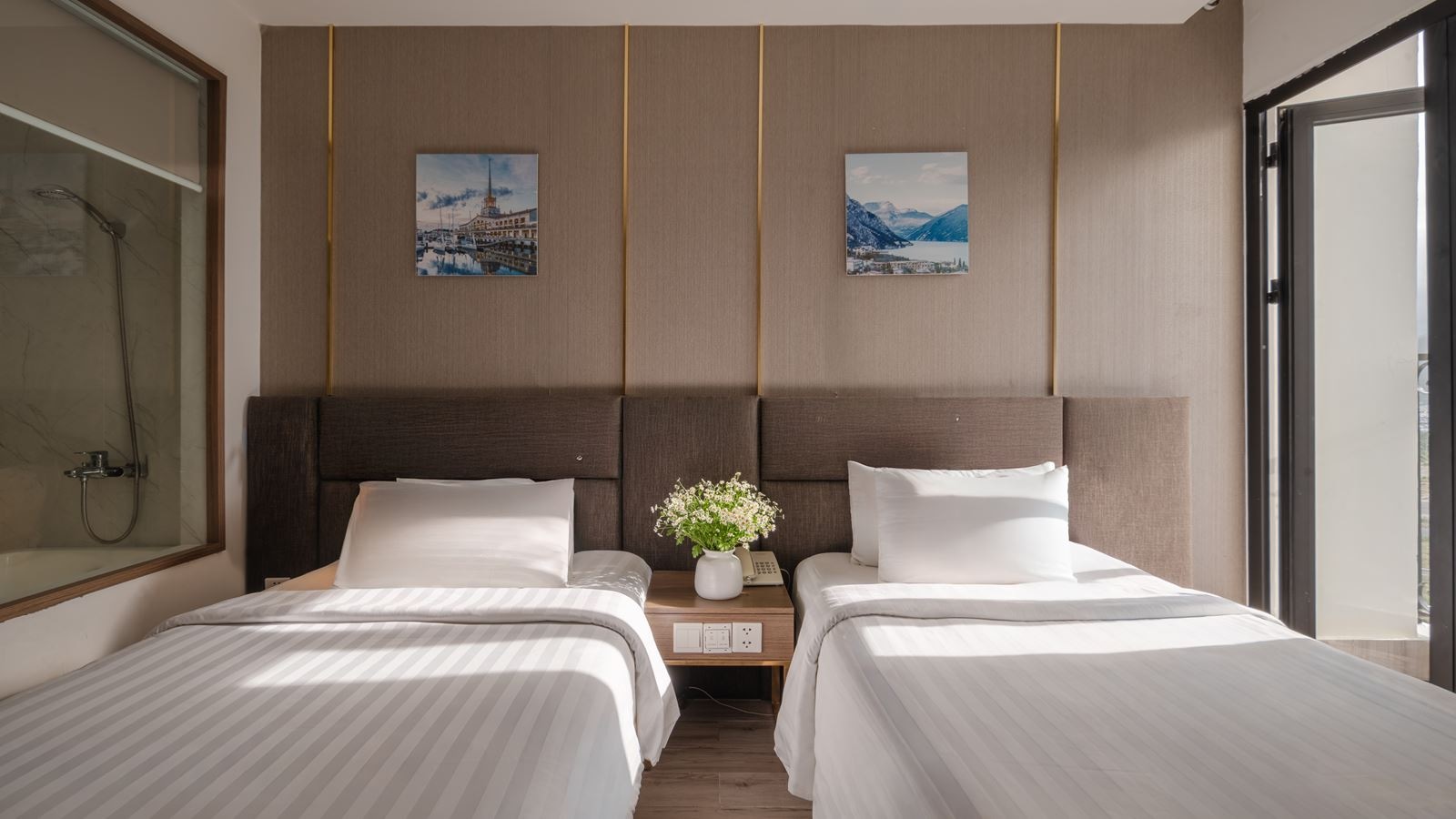 rooms-deluxe-city-view-with-balcony