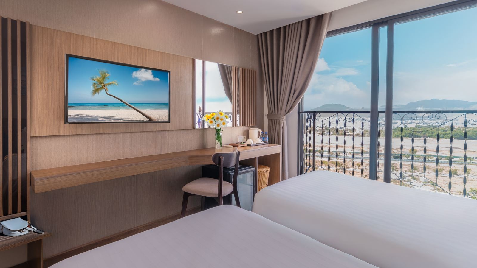 rooms-deluxe-city-view-with-balcony-child-without-extra-bed