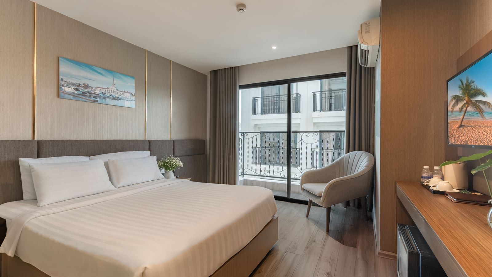 rooms-senior-partial-sea-view-with-balcony-child-without-extra-bed