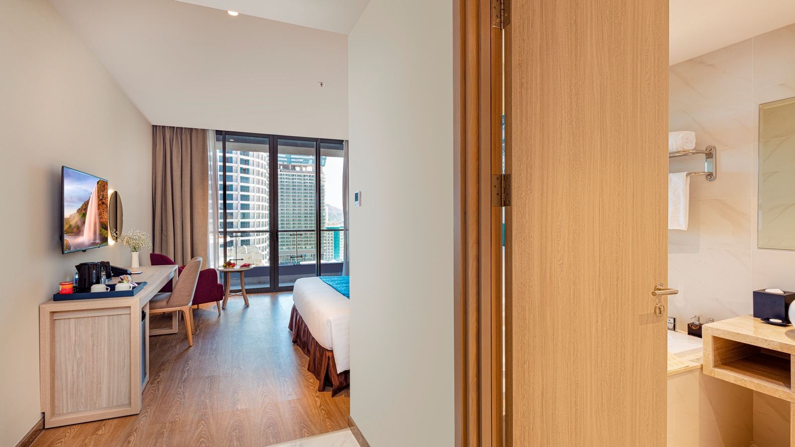 rooms-deluxe-room-balcony