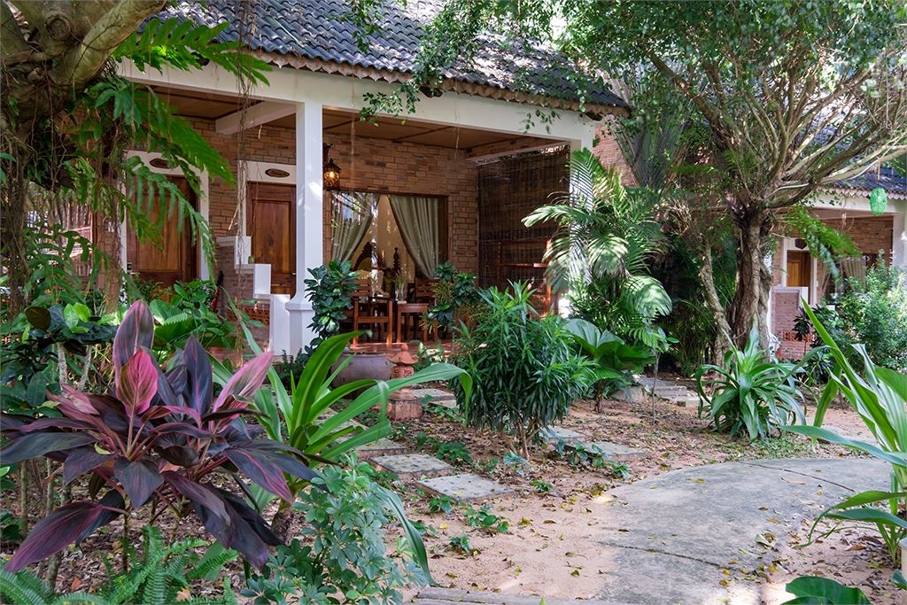 rooms-deluxe-garden-view-with-balcony