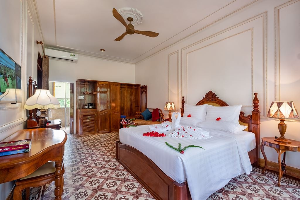 rooms-deluxe-partial-sea-view-with-balcony