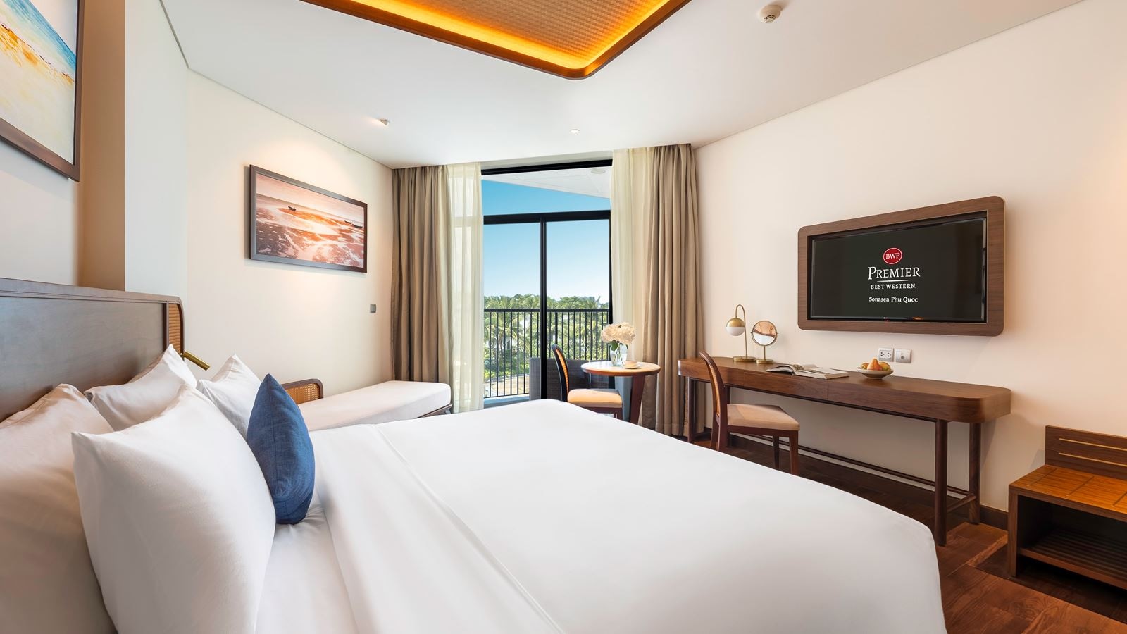 rooms-deluxe-king-with-pool-view