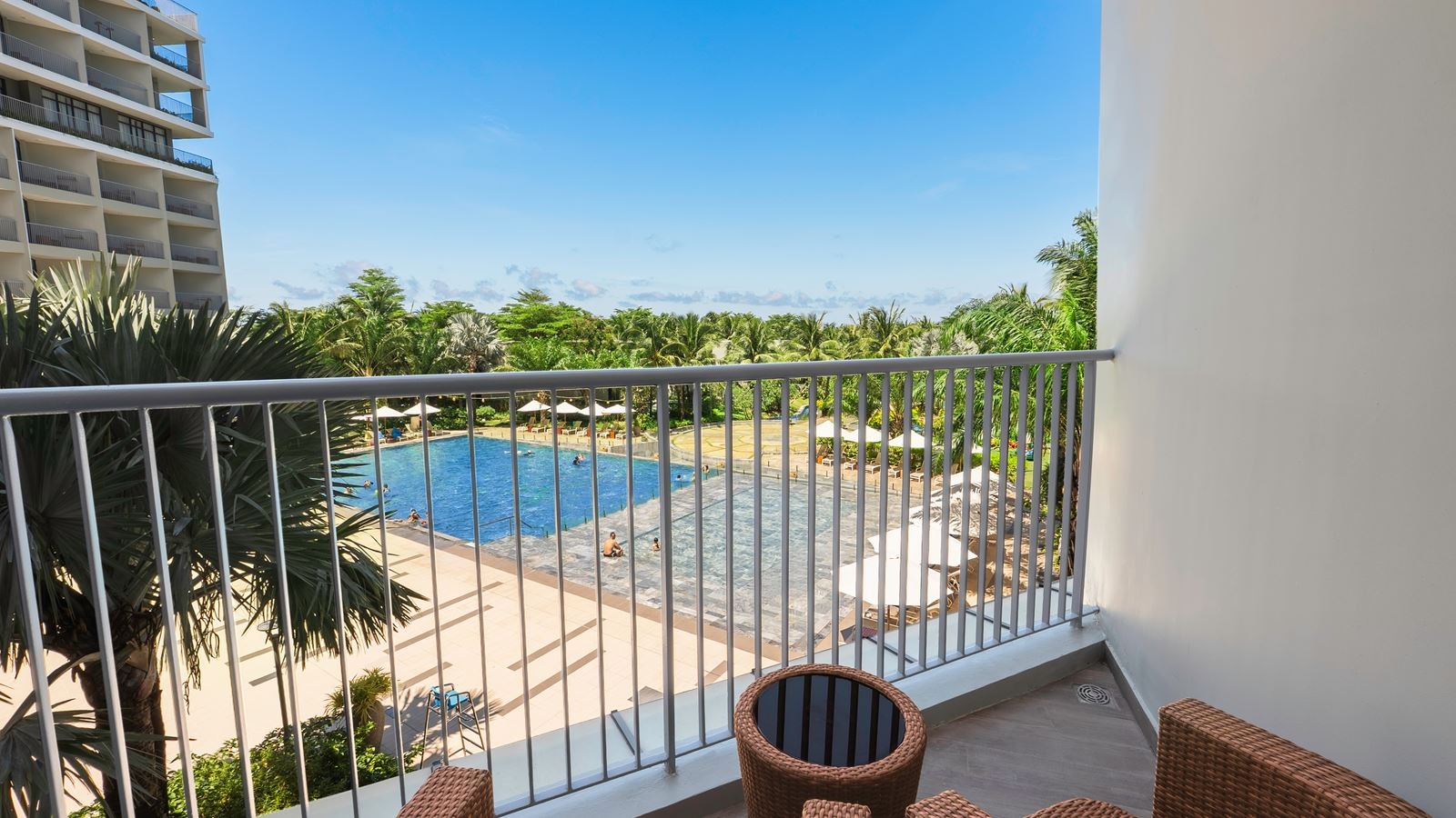 rooms-deluxe-king-with-pool-view-child-without-extra-bed