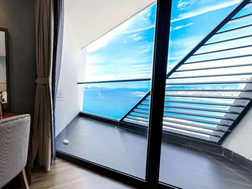 rooms-deluxe-partial-seaview-with-balcony
