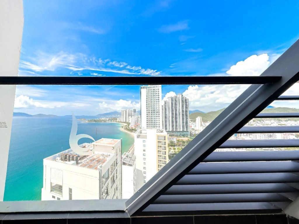 rooms-deluxe-partial-seaview-with-balcony