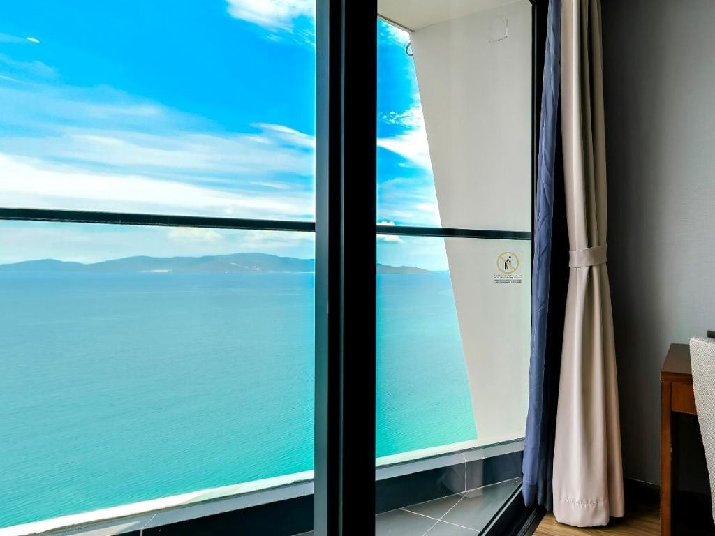 rooms-pacific-triple-with-balcony