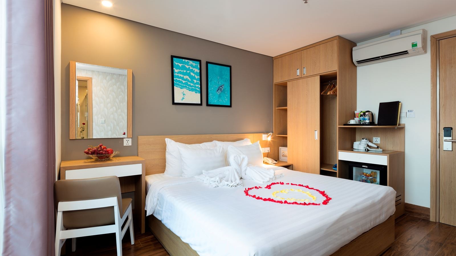 rooms-room-deluxe-window