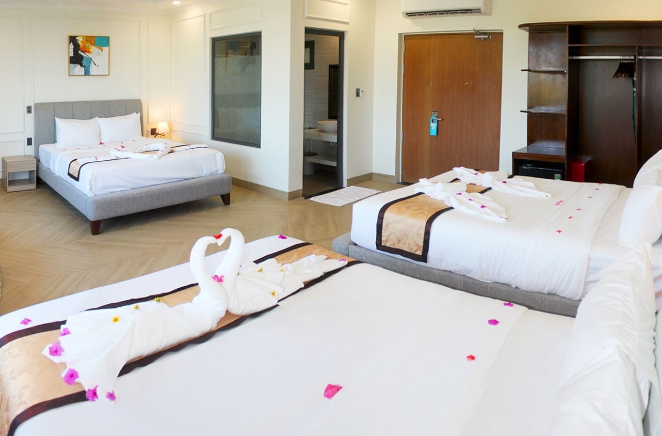 rooms-deluxe-family-room