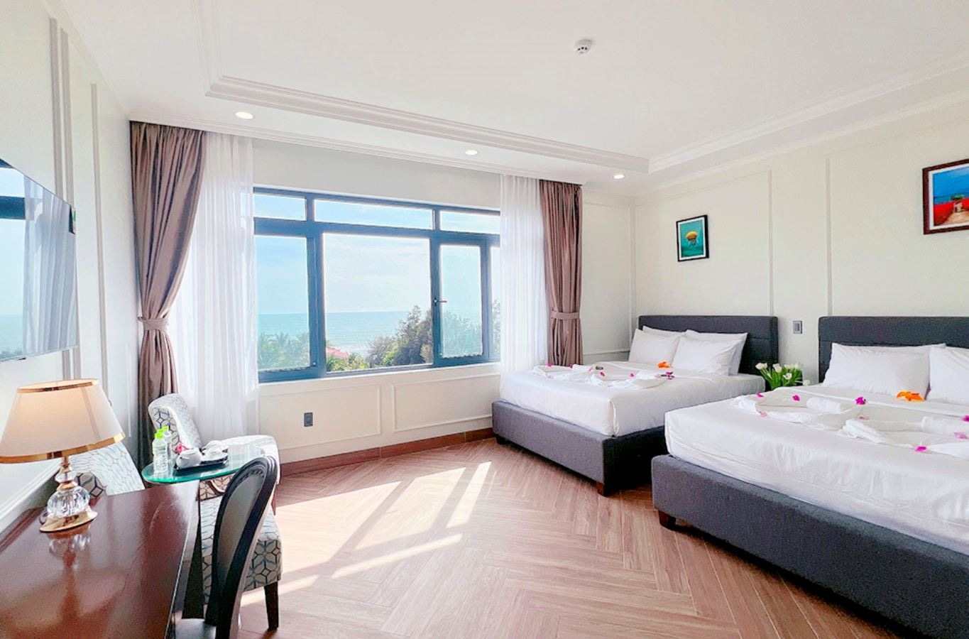 rooms-deluxe-family-room