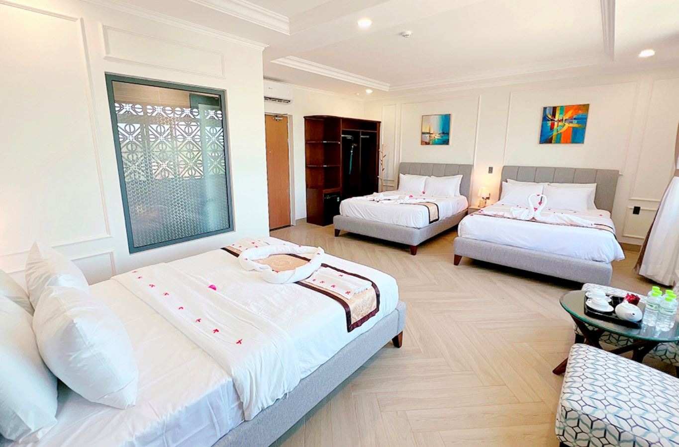 rooms-deluxe-family-room