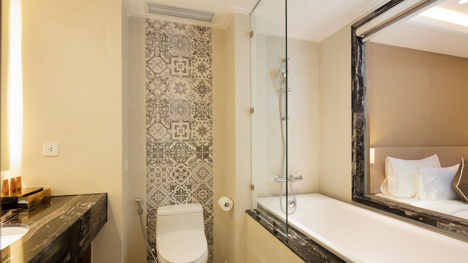 rooms-premier-deluxe-ocean-view-with-balcony