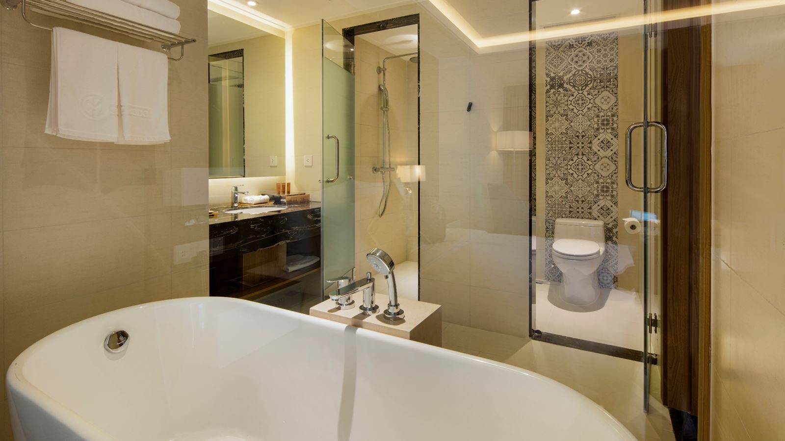 rooms-premier-deluxe-ocean-view-with-balcony