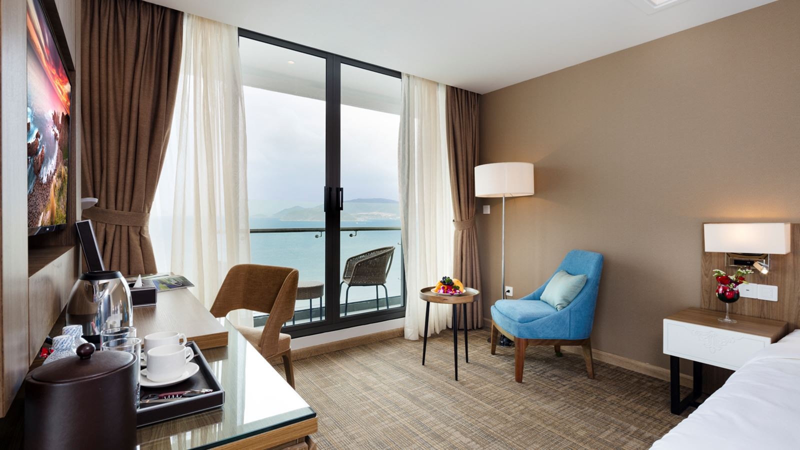 rooms-comodo-suite-ocean-view-with-balcony