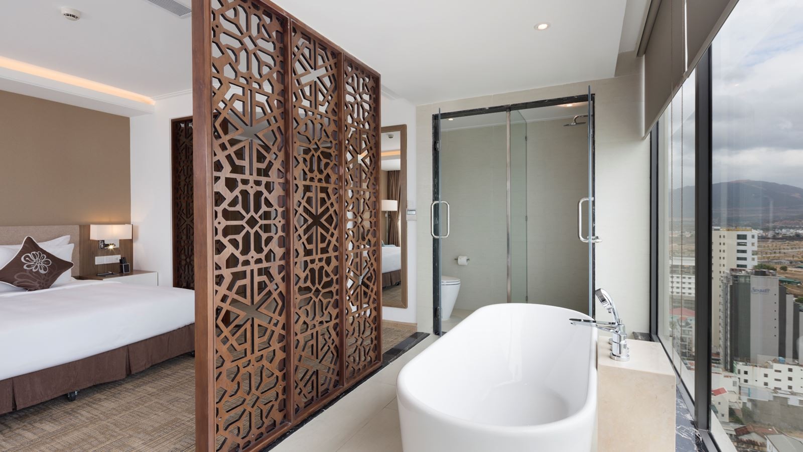 rooms-comodo-suite-ocean-view-with-balcony