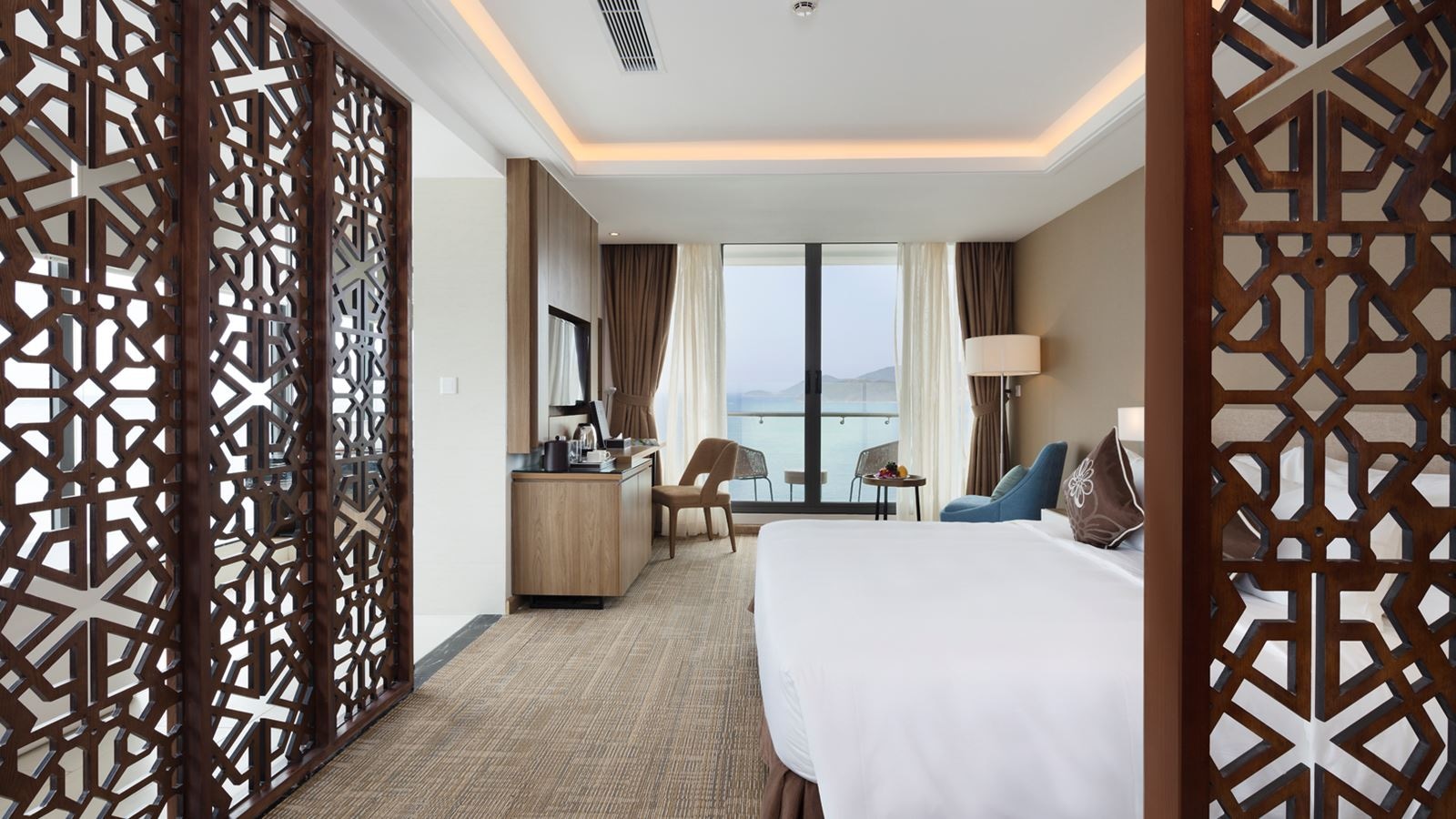 rooms-comodo-suite-ocean-view-with-balcony