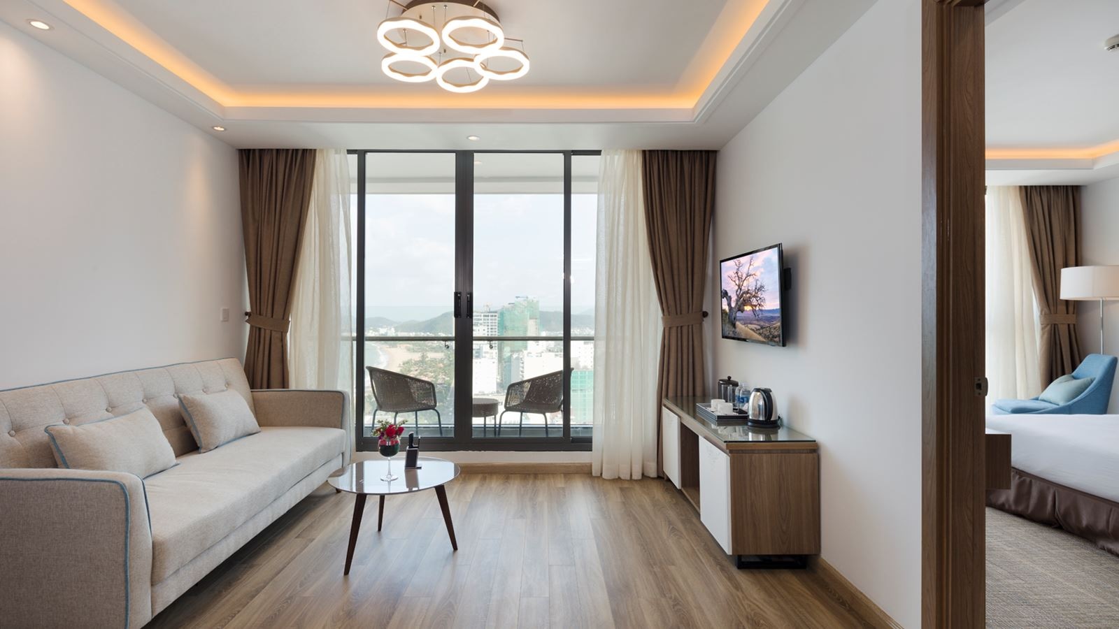 rooms-comodo-grand-suite-sea-view-with-balcony