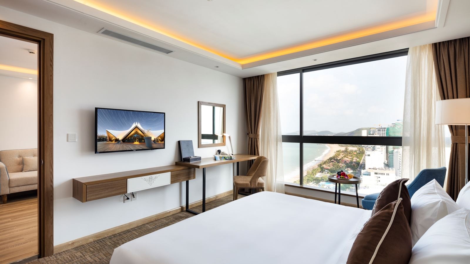 rooms-comodo-grand-suite-sea-view-with-balcony