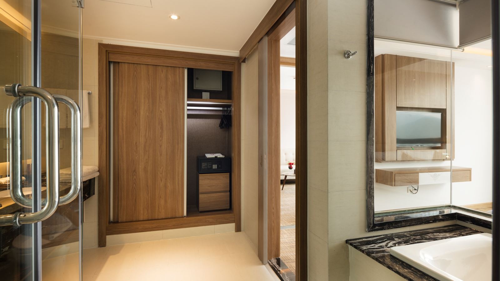 rooms-comodo-grand-suite-sea-view-with-balcony