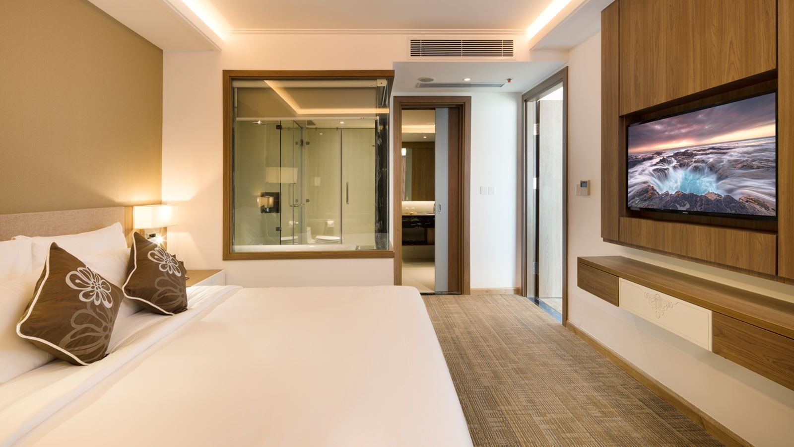 rooms-comodo-grand-suite-sea-view-with-balcony