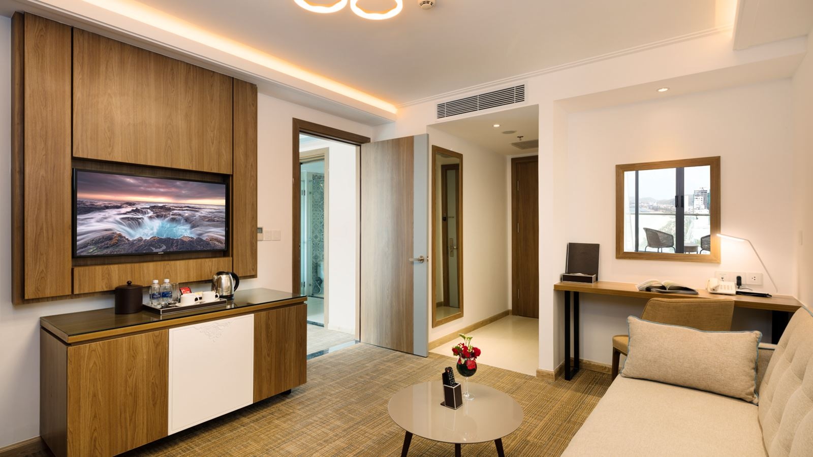 rooms-comodo-grand-suite-sea-view-with-balcony