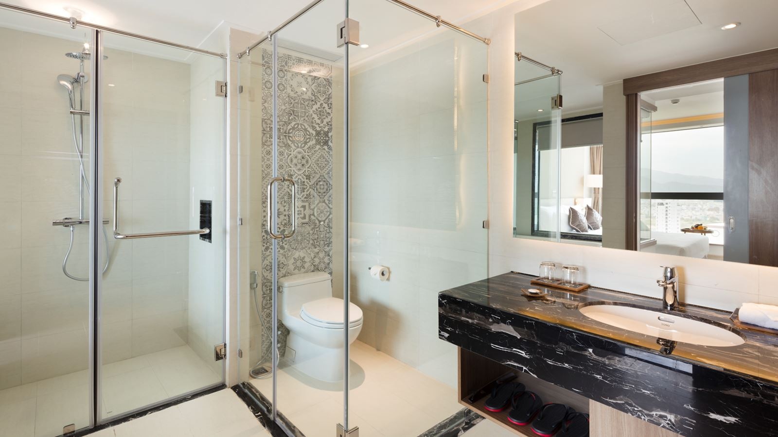 rooms-comodo-grand-suite-sea-view-with-balcony