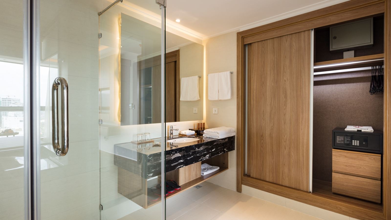 rooms-comodo-grand-suite-sea-view-with-balcony