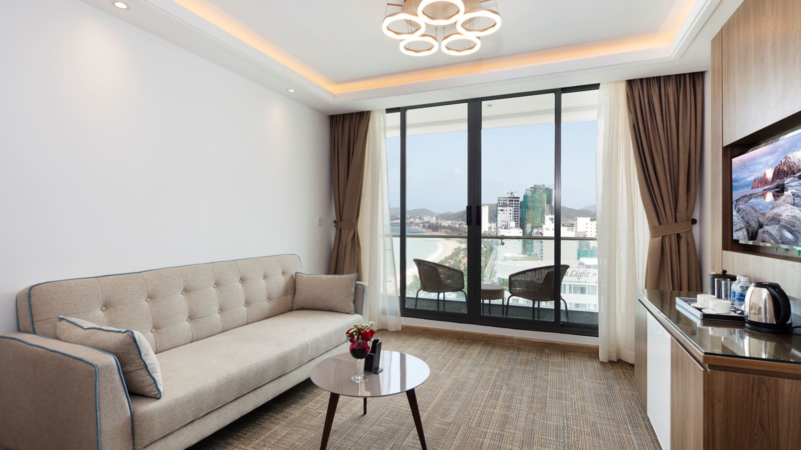 rooms-comodo-grand-suite-sea-view-with-balcony