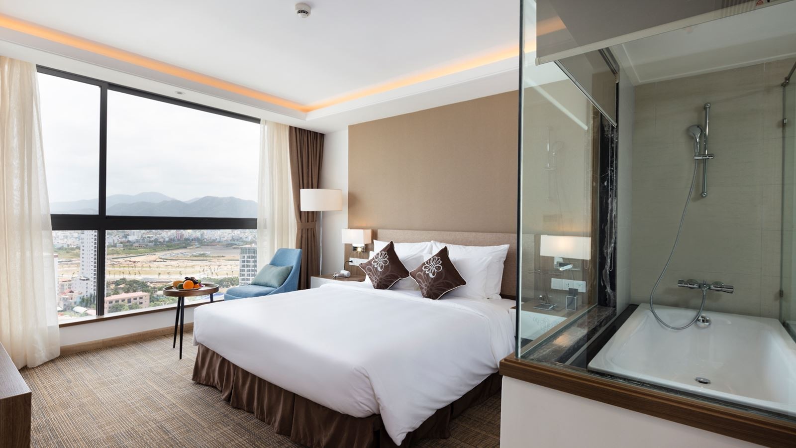 rooms-comodo-grand-suite-sea-view-with-balcony