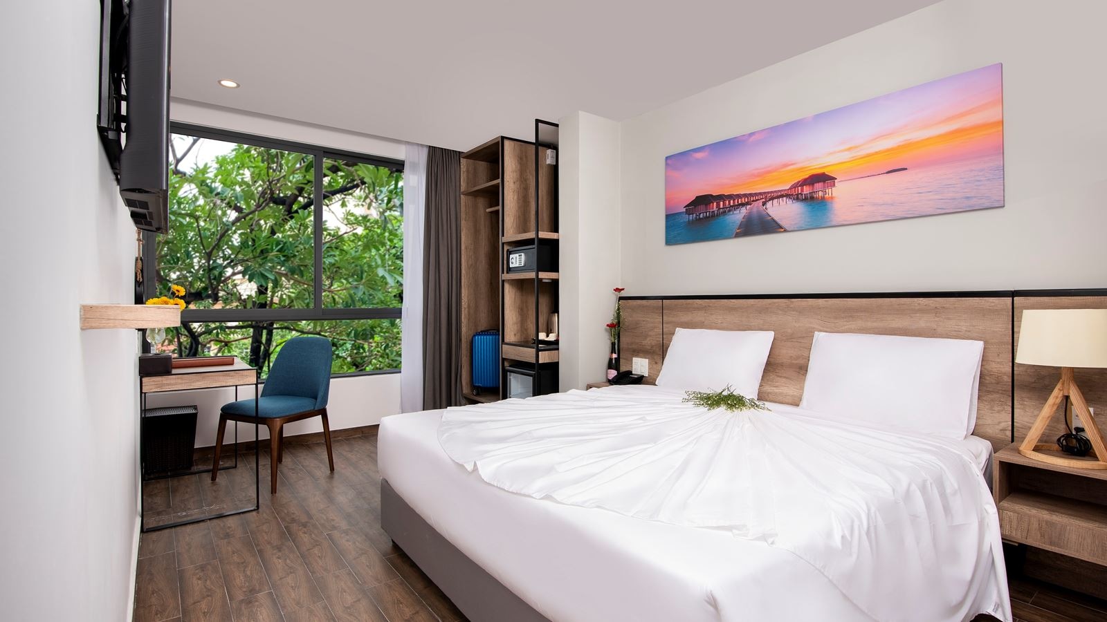 rooms-premier-deluxe-room-with-window