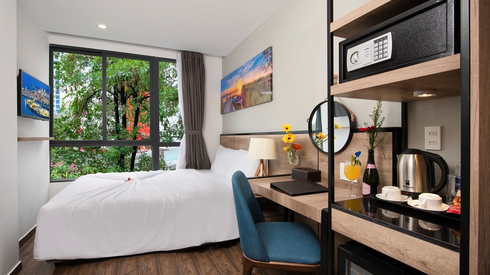 rooms-deluxe-room-with-window