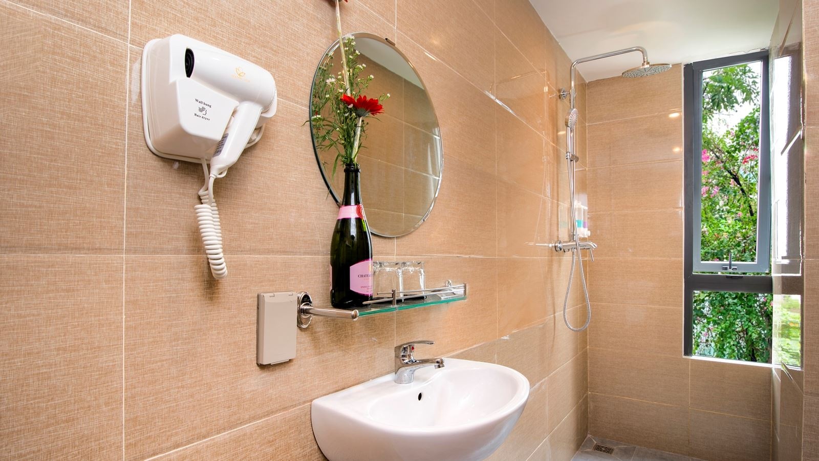 rooms-deluxe-room-with-window