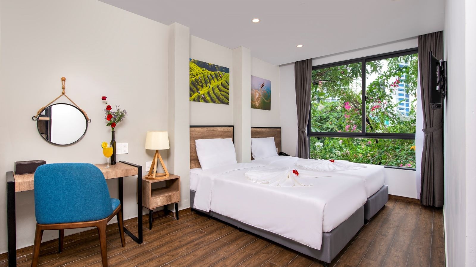 rooms-premier-deluxe-room-with-window