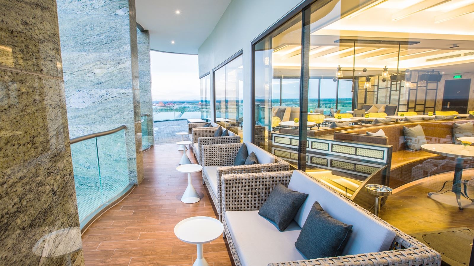 bars-latitude-rooftop-bar