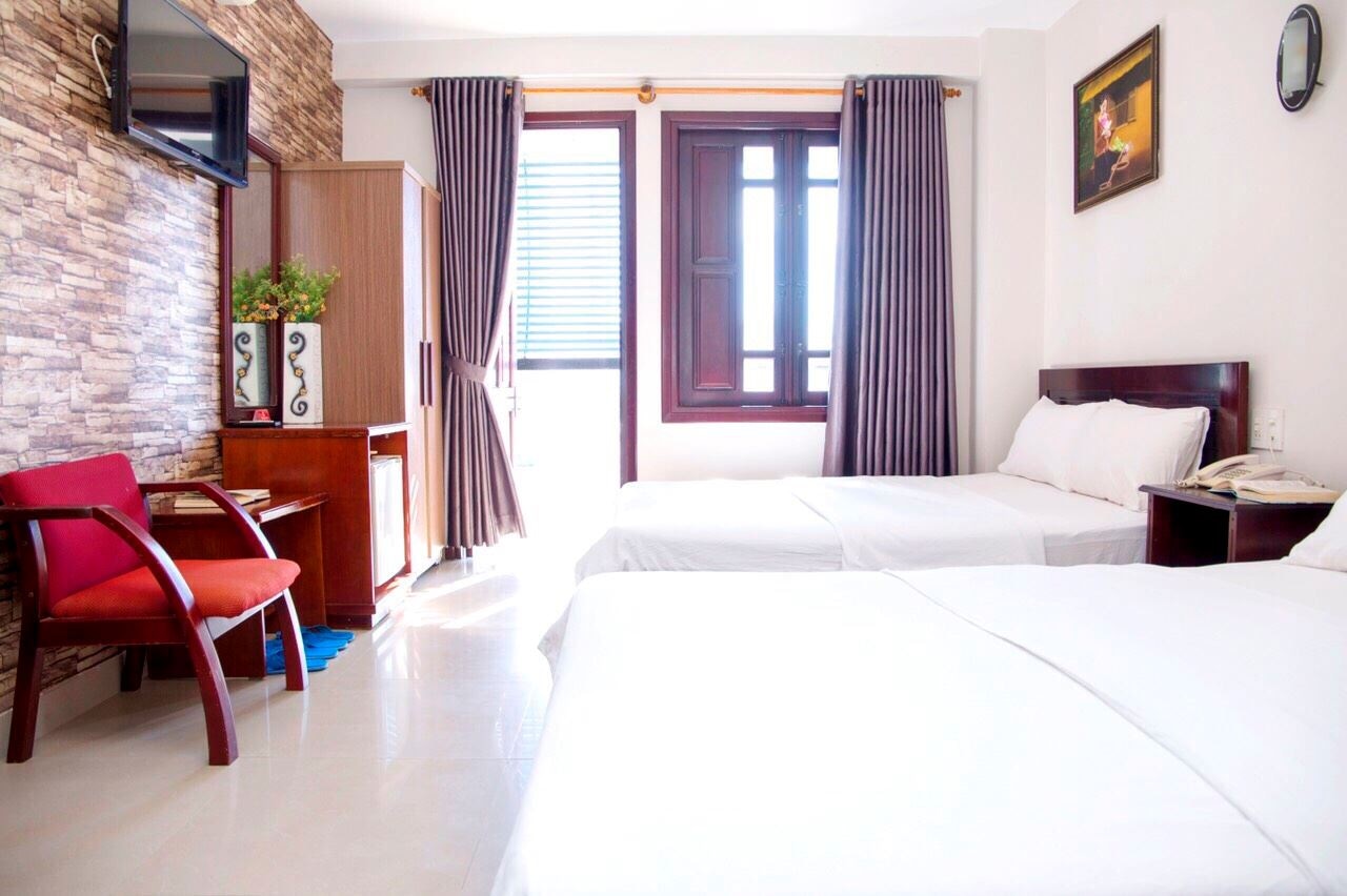 rooms-room-deluxe-city-balcony